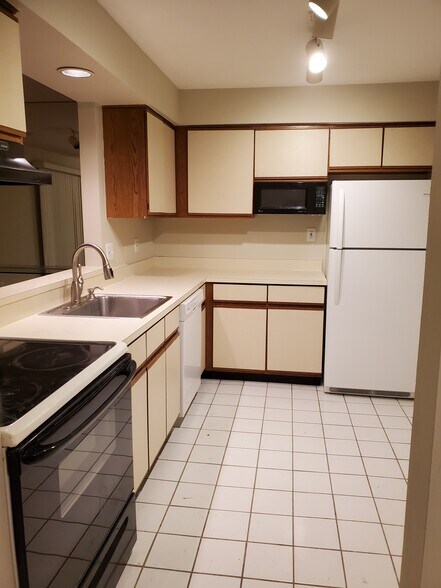 Building Photo - 27230 Evergreen Rd