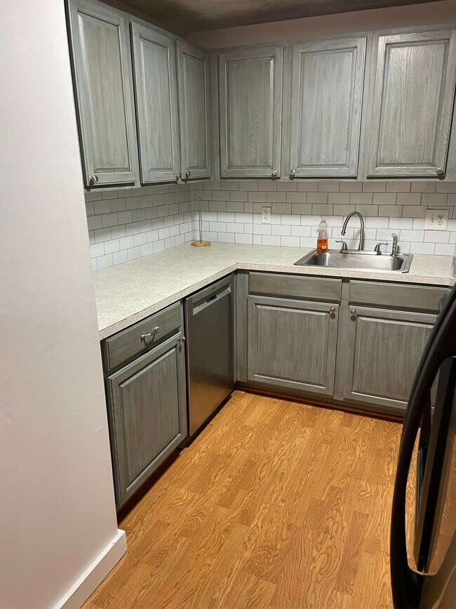 Building Photo - 8 Lancelot Court