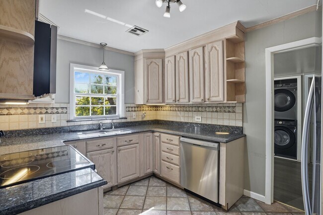 Building Photo - Charming 3-Bedroom Near Brookside & The Ga...