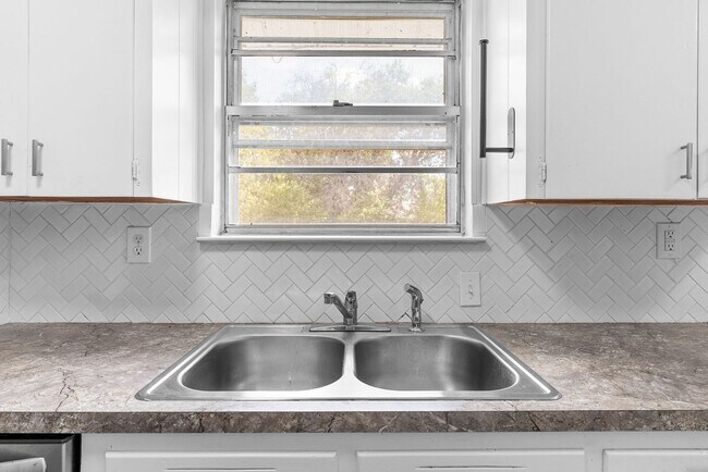 Building Photo - $500 off first months rent