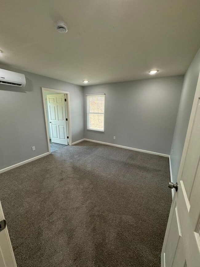 Building Photo - 618 Center St