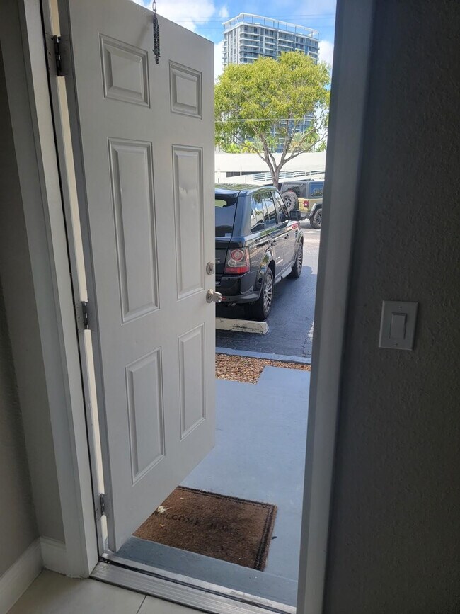 Building Photo - 2100 Diana Dr