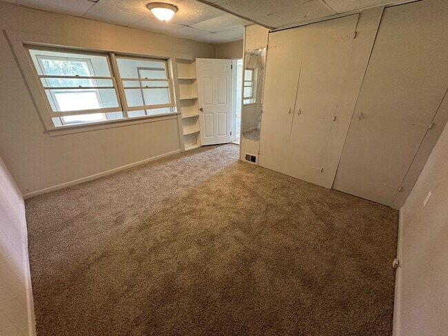 Building Photo - Price drop on this 1 bed/1 bath apartment