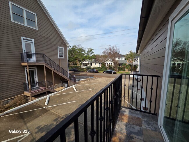 Building Photo - 102 E 5th St