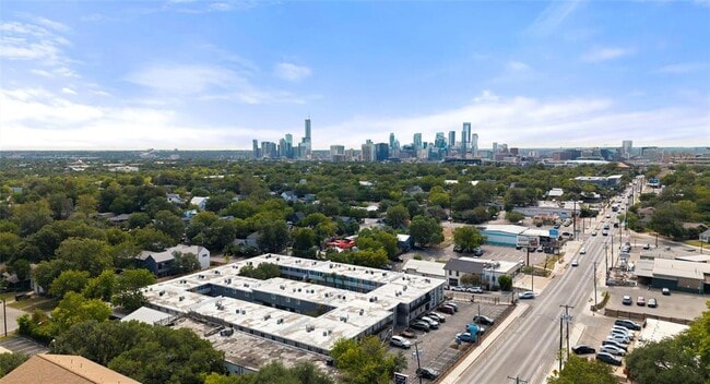 Building Photo - 2401 Manor Rd