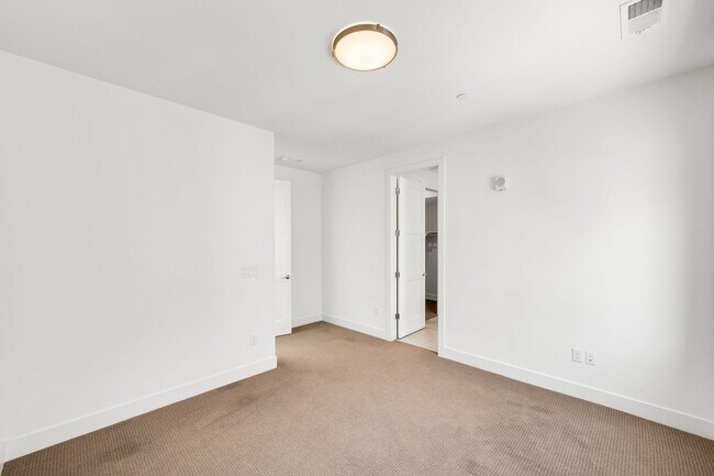 Building Photo - LUX 3BD, 5BA Modern Townhome at 9th & CO Near Congress Park