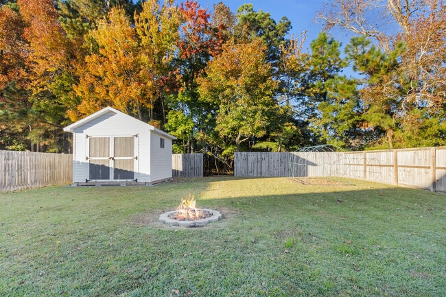 Building Photo - 204 Two Oaks Ct