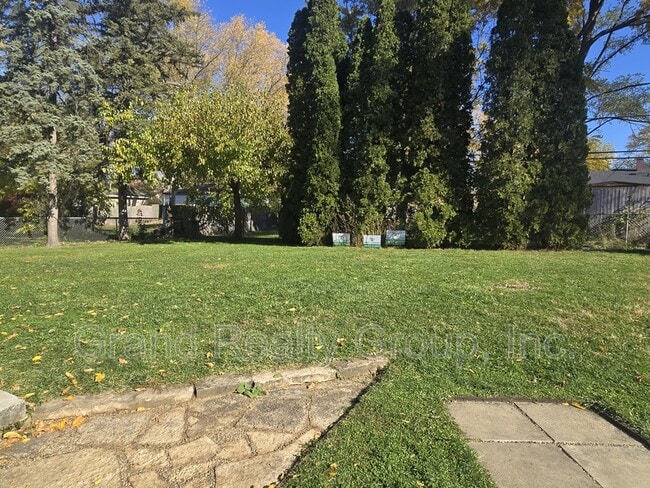 Building Photo - 25151 W Lincoln Dr