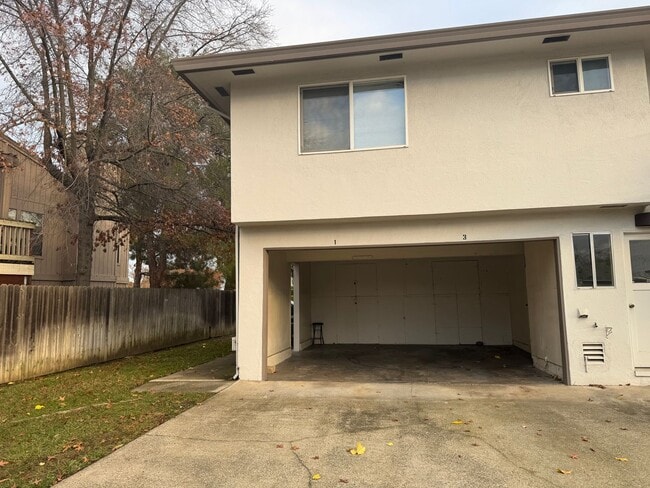 Building Photo - Nicely updated Mequon Condo