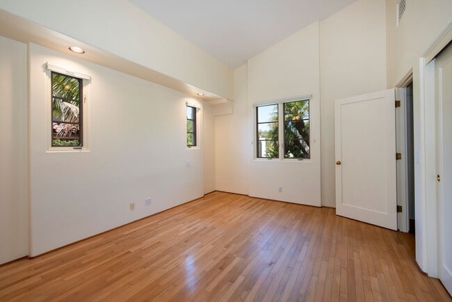 Building Photo - Iconic Upper East Setting with Front-Row Views of the Mission!