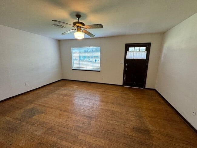 Building Photo - 2 bed, one bath in Norman with carport!