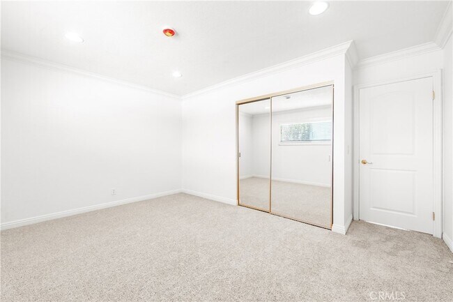 Building Photo - 5892 Meadowlark Dr
