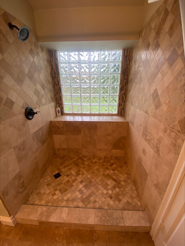 Building Photo - 702 Spring Hollow Dr