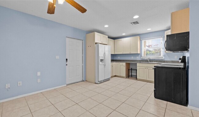 Building Photo - 141 NE Naranja Ave