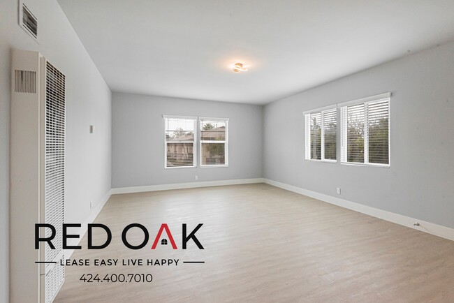 Building Photo - Outstanding Two Bedroom on the Top Floor w...