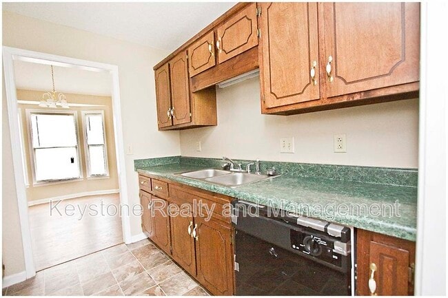 Building Photo - 1770 Crestview Dr