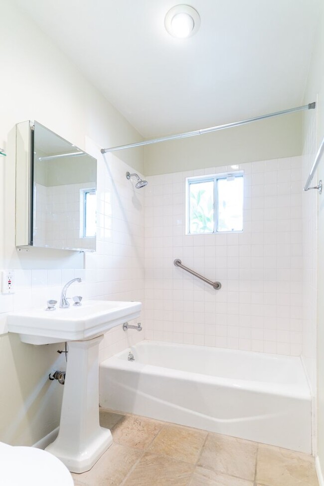 Building Photo - Beautiful 3b2b Home with Private Fenced Ya...
