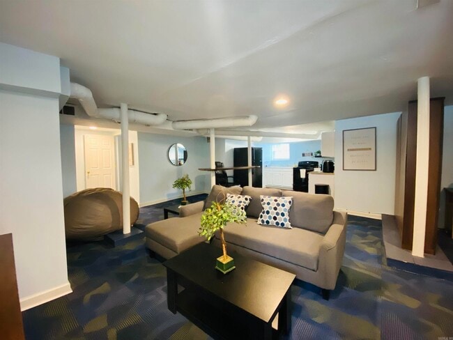 Building Photo - 1305 Stratford Ave