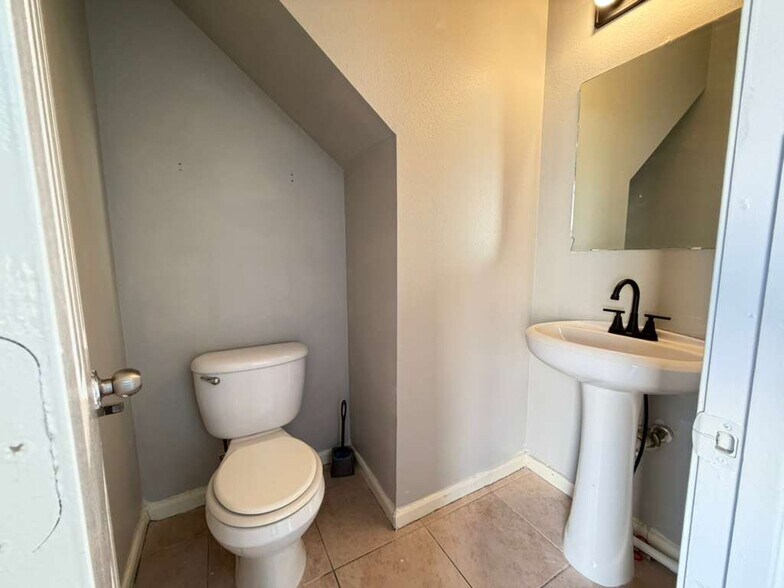 Building Photo - 6427 Waldron Dr