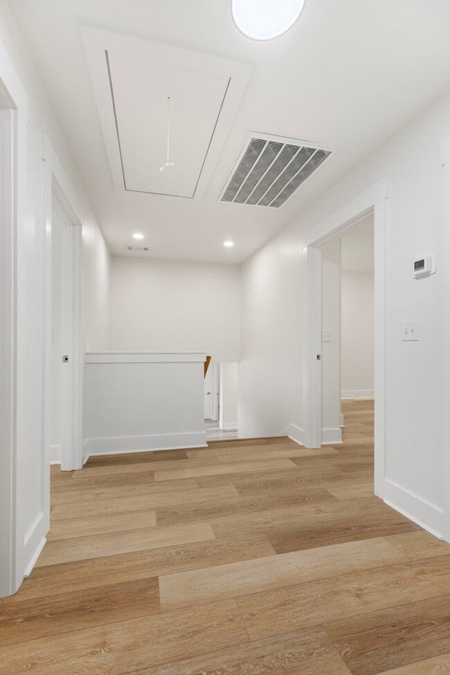 Building Photo - Four Bedroom Four Bath Home