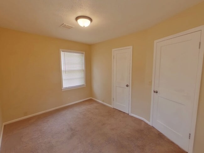 Building Photo - 1548 N Pinecrest Ave