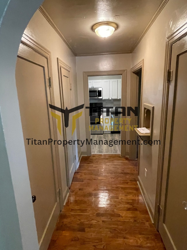 Building Photo - Charming Downtown Apartment