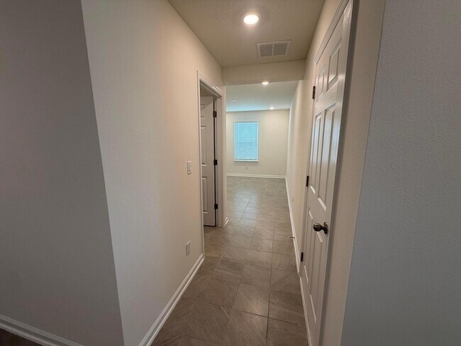 Building Photo - 65 Signet Cir