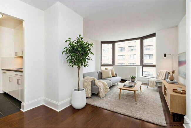 Building Photo - 300 E 64th St