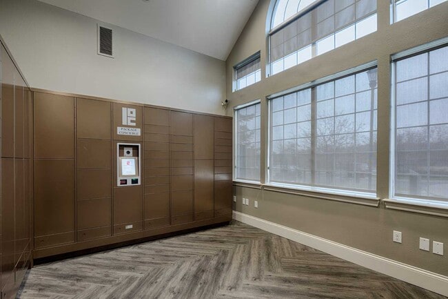 Building Photo - 6140 Quinwood Ln N