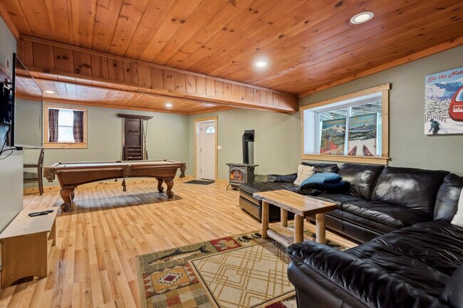 Building Photo - 291 Ash St