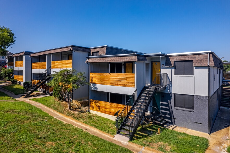 Building Photo - The Flats off Country Club