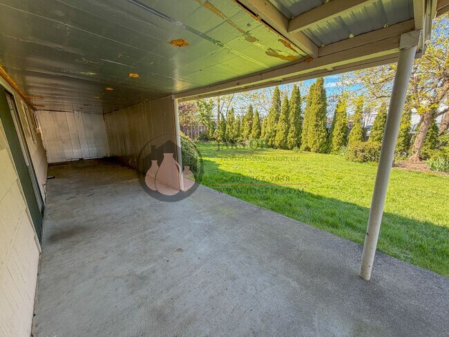 Building Photo - 3BR Single-Level Home in NE Salem | Tons of Storage!