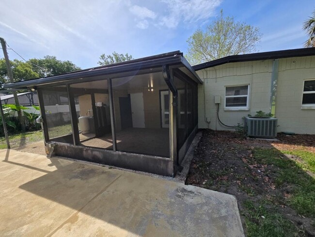 Building Photo - 2921 Sunset Rd