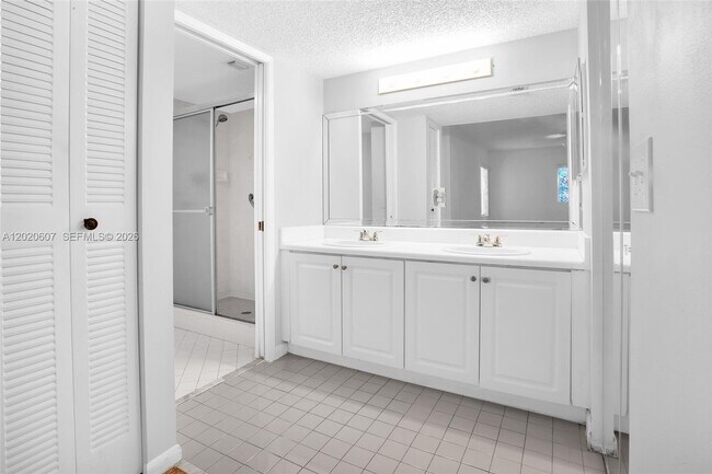 Building Photo - 900 SW 142nd Ave