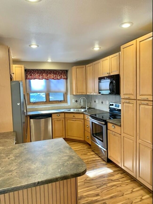 Building Photo - Exceptional 2 Bedroom, 2 Bath Ranch Townhome with 2 Car Attached Garage in Fort Collins, CO