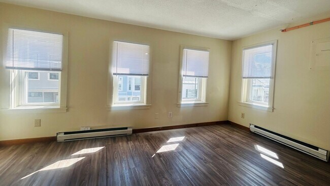 Building Photo - 156 Main St