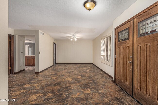 Building Photo - 5109 E Kathleen Rd