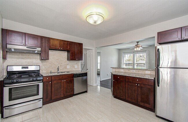 Building Photo - 1519 W 12th St