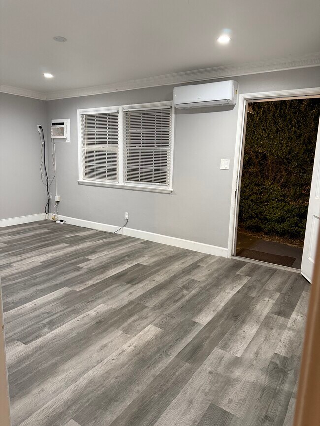 Living Room - 1483 1/2 Allison Ave