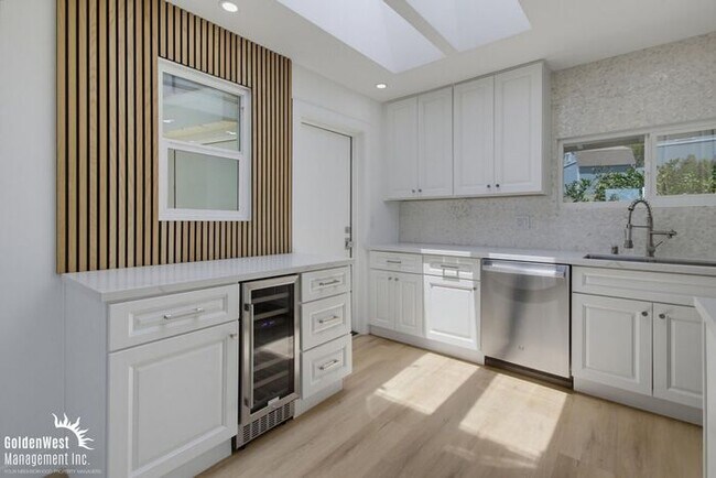 Building Photo - Stylishly Updated 3Bdm 2Ba Main Home in San Diego - MI Special!