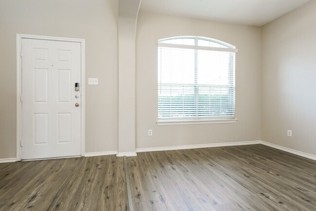 Building Photo - 521 Roundrock Ln