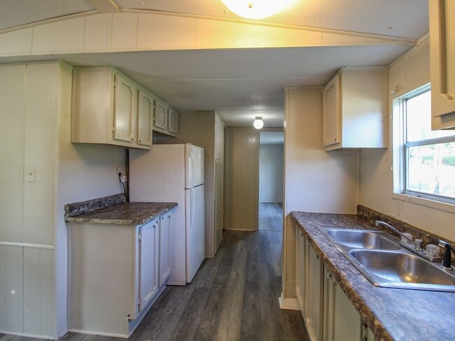 Building Photo - New Rental at River Road Estates!
