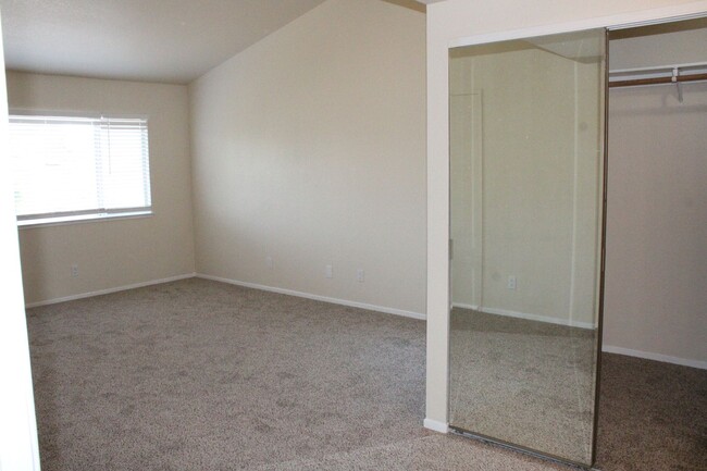 Building Photo - Updated 4 Bedroom, 2 1/2 Bathroom Townhome...