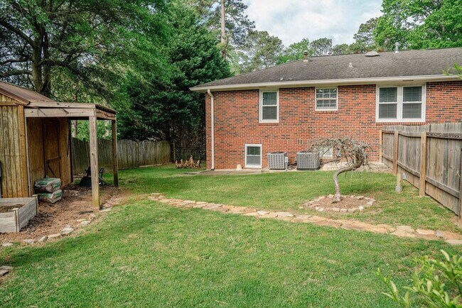 Building Photo - 2331 Robin Ln SE