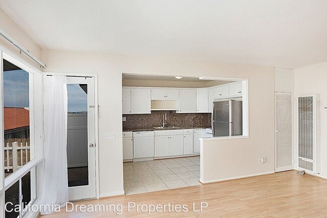 Building Photo - 520-524 Avenida Victoria