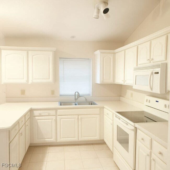 Building Photo - 1925 Gardner Ave