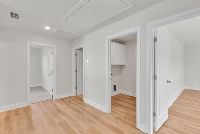 Building Photo - Beautiful 4BR 2.5BA Home w/ Full Appliance Kitchen • Garage Parking •