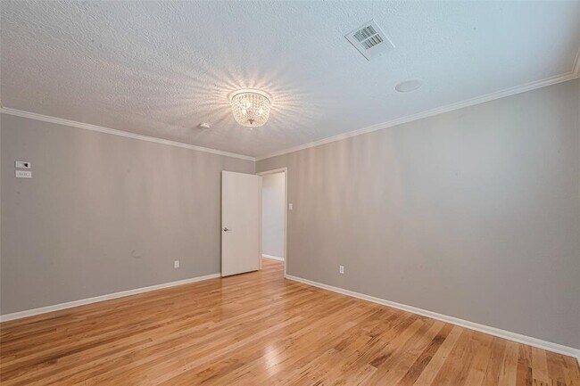 Building Photo - 927 Carlingford Ln