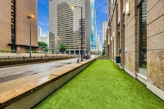 Building Photo - 222 N Columbus Dr