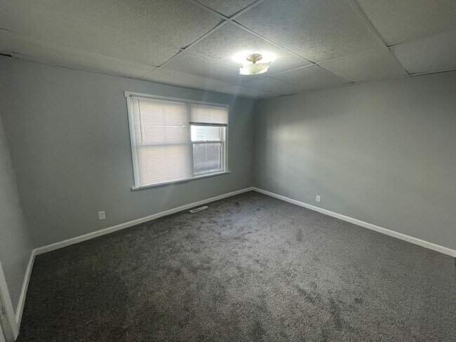 Building Photo - Updated 2 Bedroom House W/ Fenced Yard and...